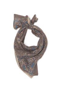 Sciarpa marrone a motivo, realizzata in tessuto morbido. Presenta un design paisley blu con un nodo in cima. I bordi sono leggermente sfilacciati.