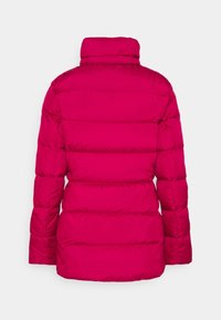 Różowa kurtka puchowa z wysokim kołnierzem, pikowanym wzorem i poziomymi przeszyciami. Materiał wydaje się błyszczący i miękki w dotyku.