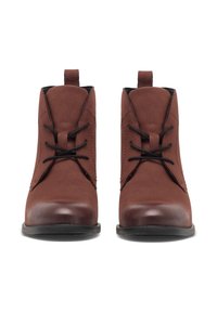 Botine din piele maro, cu un finisaj neted, dotate cu șireturi negre, vârfuri rotunde și o bandă de prindere la spate pentru a fi ușor de încălțat.