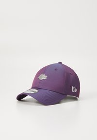 Căciulă de baseball purpurie cu un logo argintiu pe partea din față, vizor curbat și design cu șase panouri. Prezintă un material texturat și accente de cusătură.