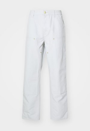 Pantaloni a gamba larga grigio chiaro realizzati in tessuto misto cotone. Presentano due tasche frontali, cuciture visibili e dettagli in bottoni dorati.