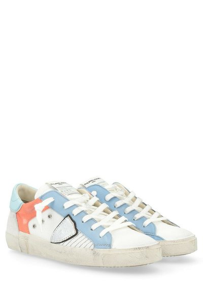 Sneakers basse caratterizzati da una combinazione di colori blu, bianco e corallo, con un pannello in tessuto strutturato, lacci bianchi e suola consumata.