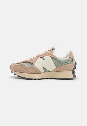 Beige og grøn vævet mesh-sneakers med ruskindsoverlejringer, hvidt læder side-logo, cremefarvet mellemsål og sort gummiydersål med trækkraftstænger.