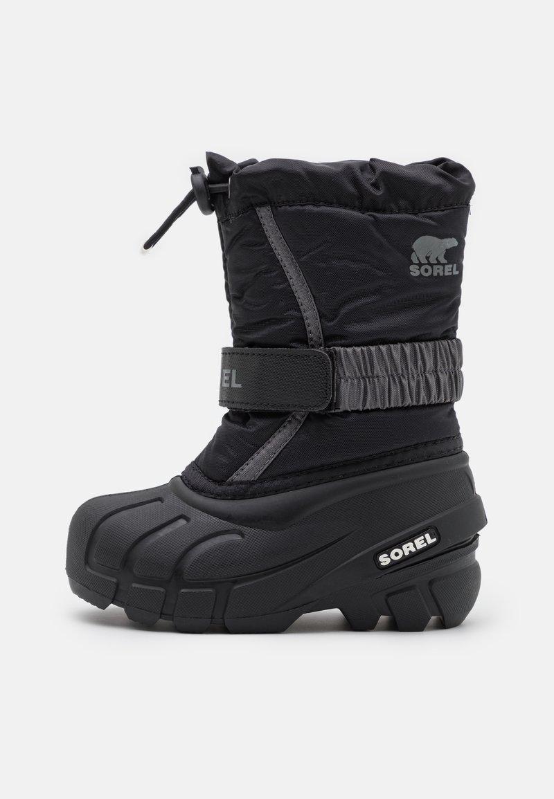 Botte d'hiver isolée noire avec semelle en caoutchouc épaisse, sangle réglable, fermeture à cordon et logo Sorel visible sur le côté et la tige supérieure.