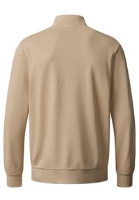 Bézs hosszú ujjú pulóver környakú, bordázott mandzsettákkal és szegéllyel, hátulról fehér háttéren bemutatva.