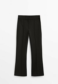 Czarne, dopasowane spodnie o gładkiej teksturze, z szerokimi nogawkami, plisami z przodu i płaskim paskiem w talii, co nadaje im elegancki wygląd.