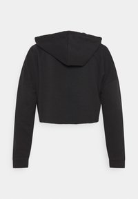 Il crop hoodie nero presenta una texture morbida, maniche lunghe e un cappuccio con lacci. Nessun logo o motivo visibile nella vista posteriore.