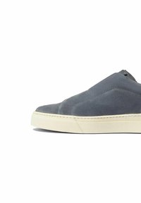 Sivi nubuk slip-on tenisice s teksturiranim gornjim dijelom, off-white gumeni potplat i diskretni šavovi duž rubova.