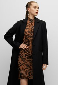 HUGO MOJENI - Klassisk kappa / rock - black one