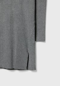 Pull gris côtelé à manches longues, avec fentes latérales et une texture douce pour un confort supplémentaire.