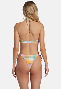 Multikleurige bikini met een geruit patroon. Gemaakt van rekbaar materiaal, met een halterhals met strikjes en verstelbare zijkanten op de broekjes.