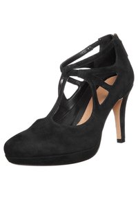 Černá semišová lodička na vysokém podpatku s kulatou špičkou, designem s výřezy na boku a hladkým vnitřním podšívkou. Výška podpatku je přibližně 5 palců.