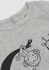Szara bawełniana koszulka z okrągłym dekoltem, ozdobiona czarnymi grafikami bajkowymi zwierząt oraz zapięciem na zatrzask z tyłu.