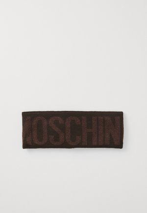 Diadema de punto marrón que presenta el nombre de la marca "MOSCHIN" en una fuente bronce brillante en la parte frontal. Textura suave, ajuste elástico.