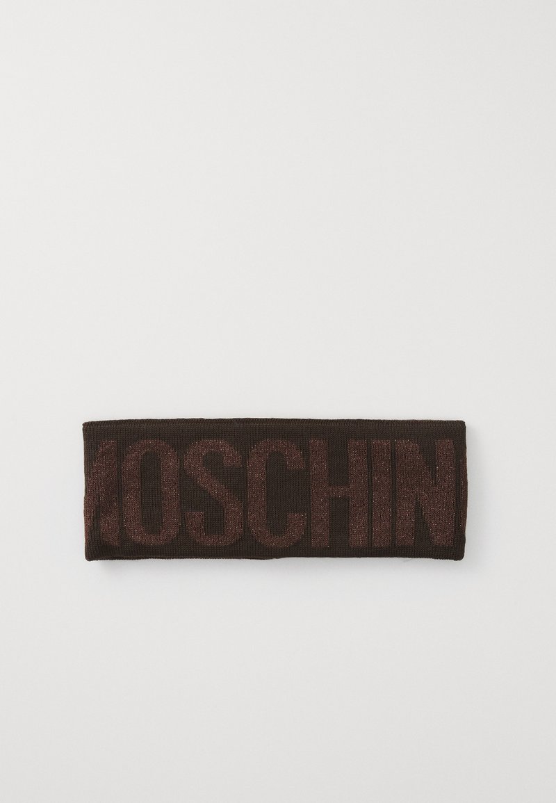 Faixa de cabeça tricotada castanha com o nome da marca "MOSCHIN" em fonte bronze brilhante na parte da frente. Textura suave, ajuste elástico.