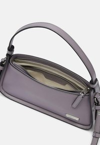 Lila Leder-Umhängetasche mit schlankem Design, Reißverschluss oben und einem Tragriemen. Das Innenfutter ist beige und verfügt über eine innere Reißverschlusstasche.