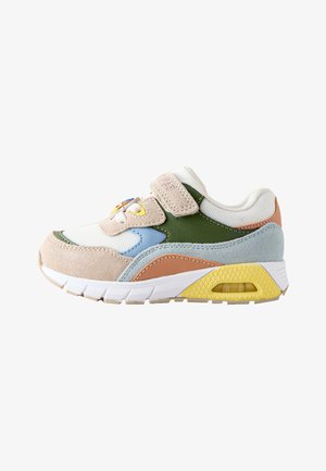 Børnesneaker i flere farver med beige, grønne, blå og gule paneler, hvid mesh-overdel og velcrorem.