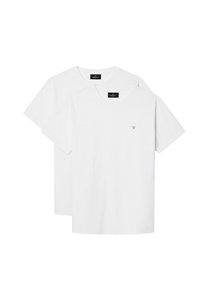Dos camisetas de algodón blancas con cuello redondo, mangas cortas y un pequeño logo en el pecho. Textura suave, corte estándar.