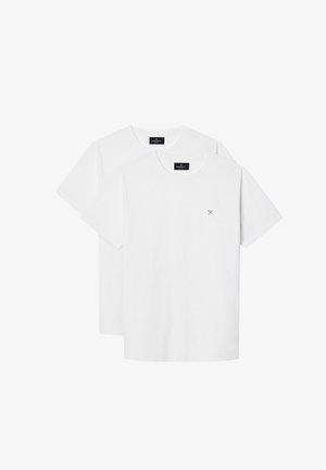 Dwie białe bawełniane koszulki z okrągłym dekoltem, krótkimi rękawami i małym logo na klatce piersiowej. Miękka tekstura, standardowy krój.