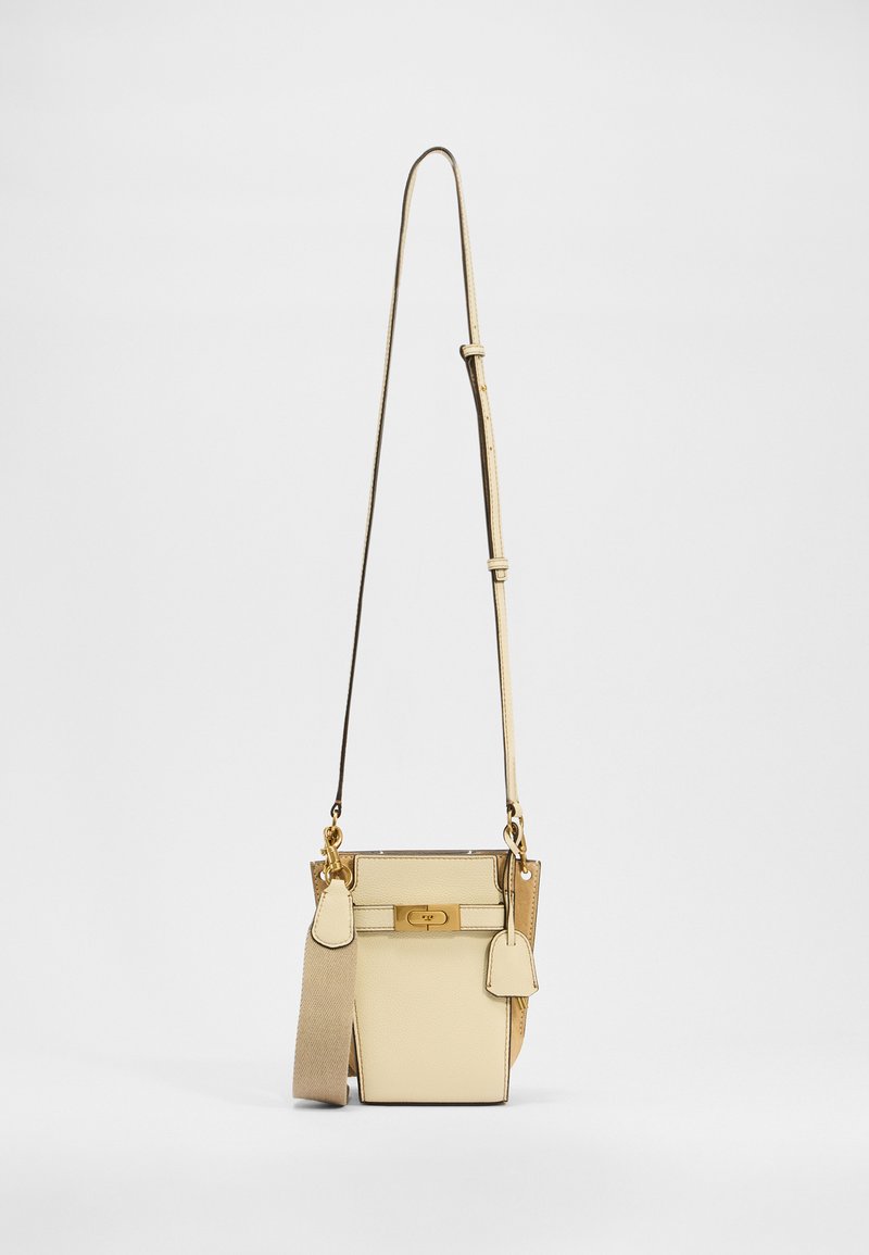 Beige Leder Umhängetasche mit strukturiertem Design. Verfügt über einen goldfarbenen Verschluss und einen abnehmbaren Canvas-Trageriemen. Glatte Textur, minimalistisches Design.