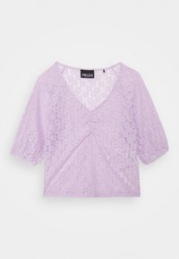 Levandulový krajkový top s výstřihem do V, krátkými nafouknutými rukávy a nařasením uprostřed vpředu. Lehká tkanina s květinovým vzorem.