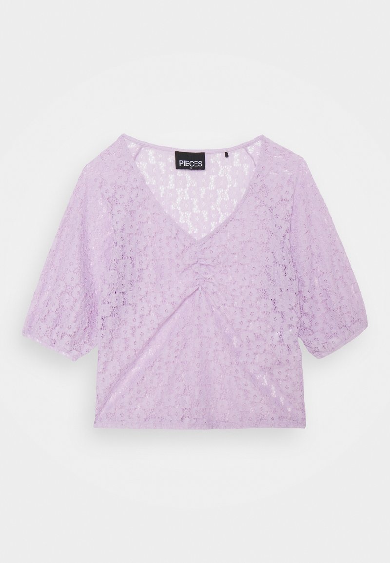 Levandulový krajkový top s výstřihem do V, krátkými nafouknutými rukávy a nařasením uprostřed vpředu. Lehká tkanina s květinovým vzorem.