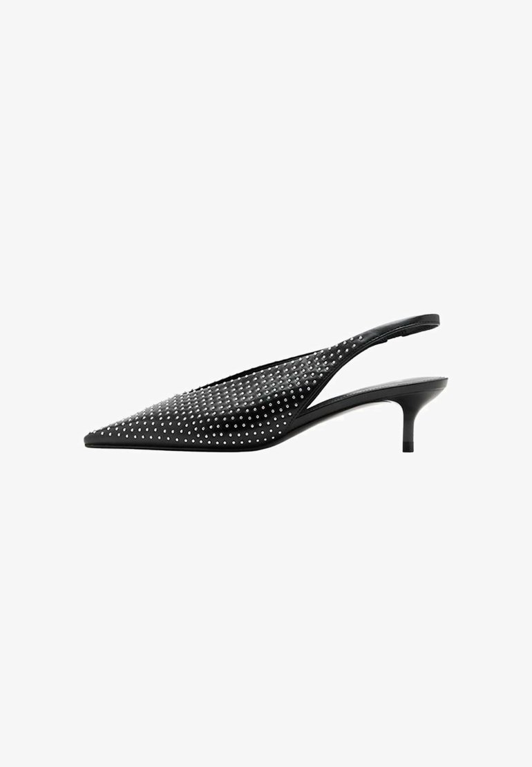 Zwarte slingback pump met spits toelopende neus, lage kittenheel en zilveren studs die het bovenwerk bedekken.