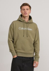 Calvin Klein HERO LOGO COMFORT HOODIE - Felpa - delta green
