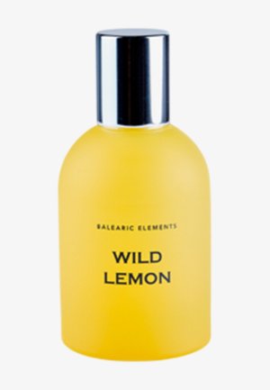 Gelbe Glasflasche mit runder Form und einer metallisch silbernen Kappe. Fetter schwarzer Text liest "WILD LEMON" und "BALEARIC ELEMENTS."