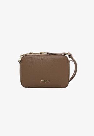 Hnědá kožená crossbody taška s hladkou texturou, obdélníkovým tvarem, zlatými kovovými doplňky a krátkým uchem na jedné straně.