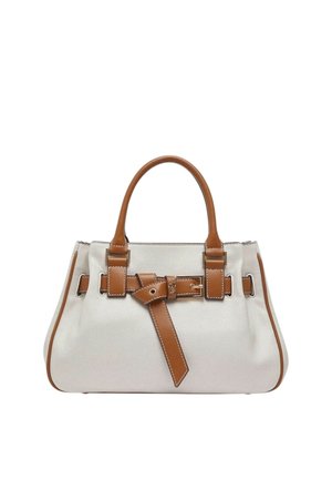 Biela kožená kabelka s ušami a lemovaním z hnedej kože, uzatváranie s pásikom vpredu, na jednoduchom bielom pozadí.