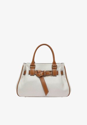 Biela kožená kabelka s ušami a lemovaním z hnedej kože, uzatváranie s pásikom vpredu, na jednoduchom bielom pozadí.