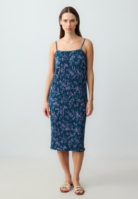 Blaues Midi-Kleid mit floralen Mustern, dünnen Trägern, passformbetontem Design und einem leicht gerafften Saum. Der Stoff verfügt über vertikale Streifen in der Textur.