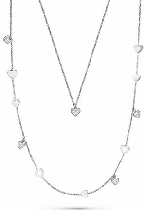 Deux colliers chaîne argentés avec des breloques cœur alternant entre lisses et ornées de cristaux, l'un plus court avec un pendentif cœur simple et l'autre plus long avec plusieurs cœurs.