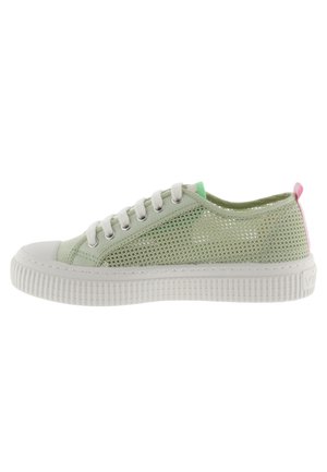 Zapatillas de malla en verde claro con una suela de goma blanca, punta redondeada y acentos en rosa y verde en el talón.
