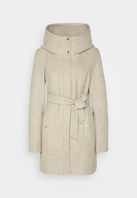 Cappotto di lana beige con un ampio colletto ripiegato, vita con cintura, due tasche laterali e chiusure a scatto, caratterizzato da un tessuto testurizzato e linee pulite.