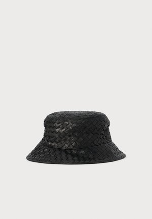 Zwarte bucket hat gemaakt van geweven leren strips met een zachte, ronde kroon en een naar beneden hellende rand.