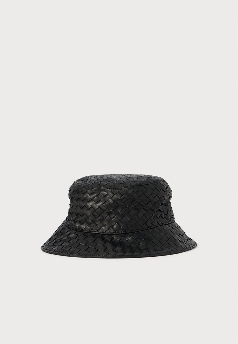 Zwarte bucket hat gemaakt van geweven leren strips met een zachte, ronde kroon en een naar beneden hellende rand.