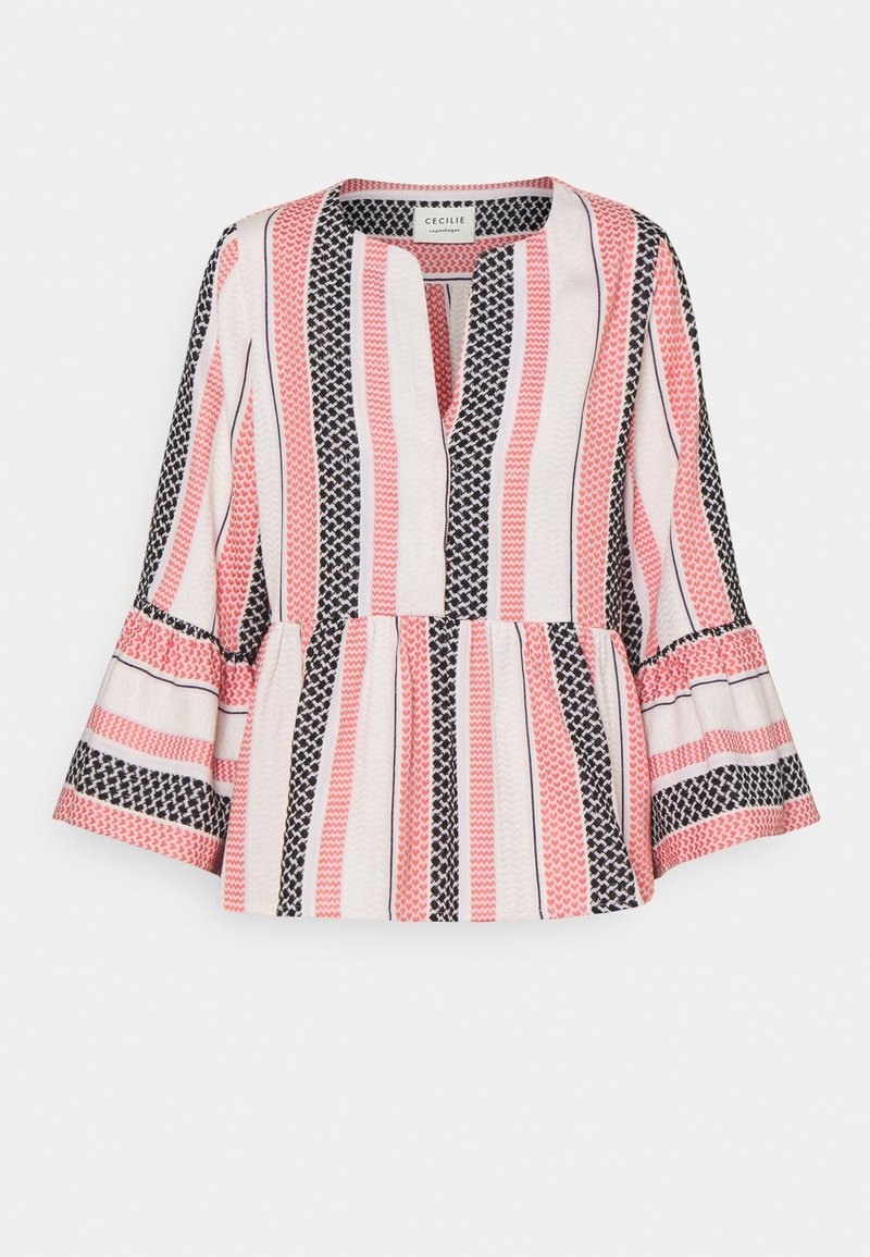 Randig blus i rosa, svart och vitt, med v-ringning och utsvängda ärmar. Har texturerade mönster med varierande bredder och former.
