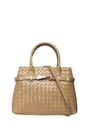 Borsa intrecciata in pelle beige con doppi manici, una tracolla lunga e una piastra logo Marc Ellis dorata su una fascia frontale con cintura.