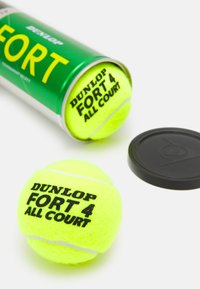 Dunlop Fort teniszlabdák, élénk sárga színben, fekete nyomattal, egy zöld fémdoboz mellett. Tartalmaz egy kör alakú fekete kupakot.