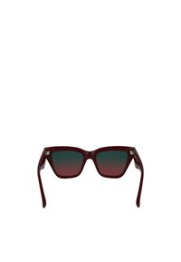 Óculos de sol borgonha com armações quadradas, apresentando lentes em gradiente de verde a vermelho. O plástico leve tem um acabamento brilhante.