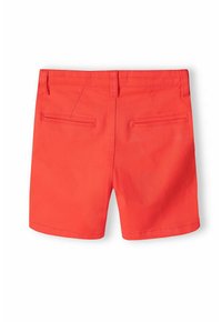 Bermudas ajustadas de color rojo brillante con bolsillos traseros de ojal y presillas para cinturón, mostradas desde la parte trasera sobre un fondo blanco.