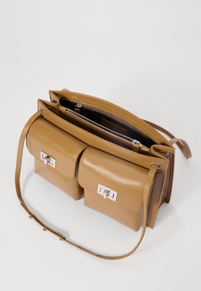 BY FAR BILLY TOTE CREASED - Borsa a mano - sparrow