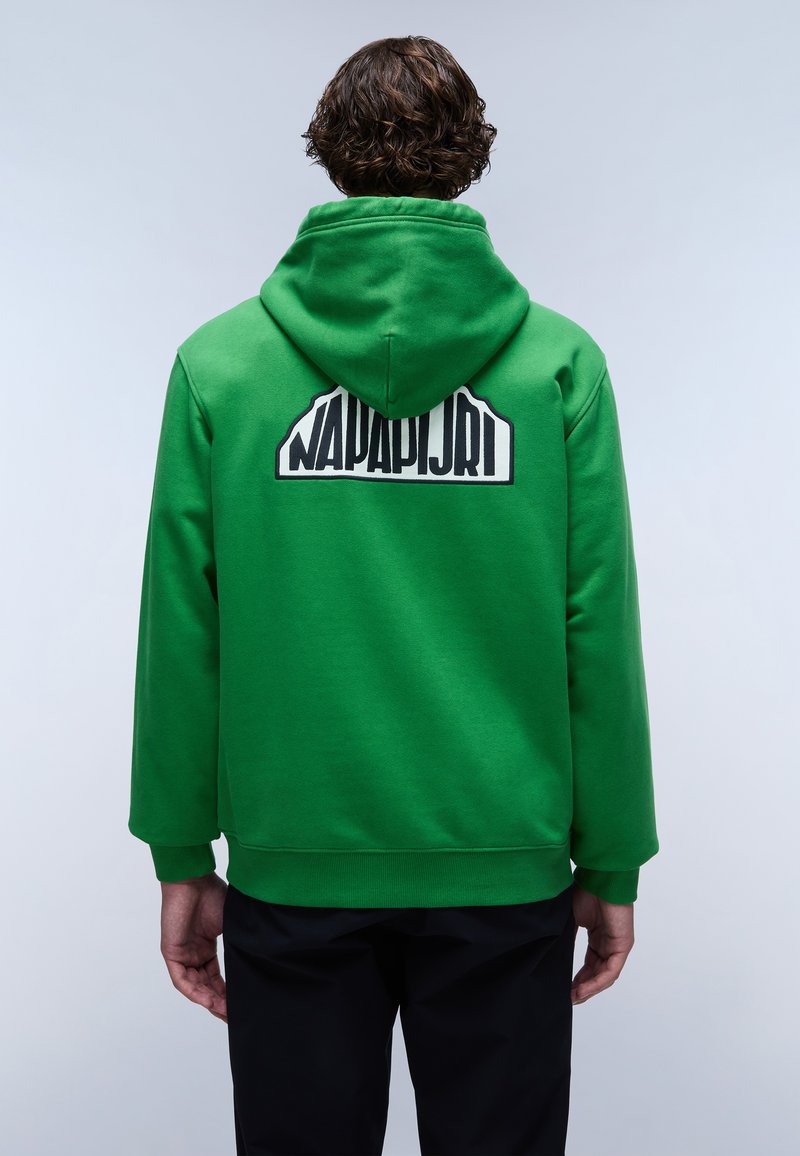 Sudadera verde de mezcla de algodón, con un gran logotipo en blanco y negro en la parte posterior. Tiene capucha con cordón y puños acanalados.
