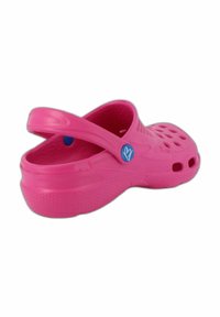 Heldroze plastic klompen met geperforeerde zijkanten, een achterkantband en een gestructureerde zool. Heeft een blauw logo op de zijkant.