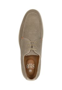 Lichtbruine suède schoen met een gladde textuur, ronde neus en subtiele stiksels. Voorzien van beige veters en een logo dat op de binnenzool is gedrukt.