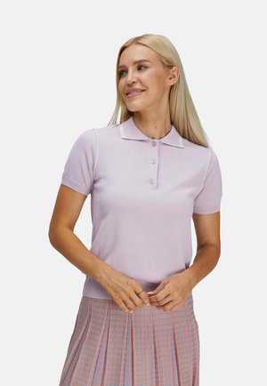 Polo shirt a maniche corte di colore viola chiaro con un design semplice, dotato di una patta con bottoni e un colletto a contrasto. Texture morbida, silhouette attillata.