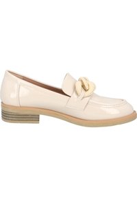 Mocasines de charol beige con una correa frontal y acento anudado; cuentan con un bajo tacón de bloque a rayas y una punta redondeada suave.