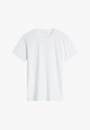 Camiseta blanca de manga corta hecha de suave tejido de algodón. Diseño clásico de cuello redondo, con una silueta simple y sin adornos, y líneas limpias.